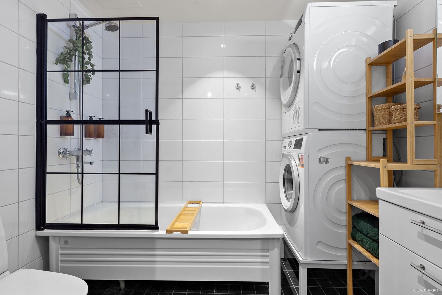 Helkaklat WC-/badrum med tvättmaskin och torktumlare