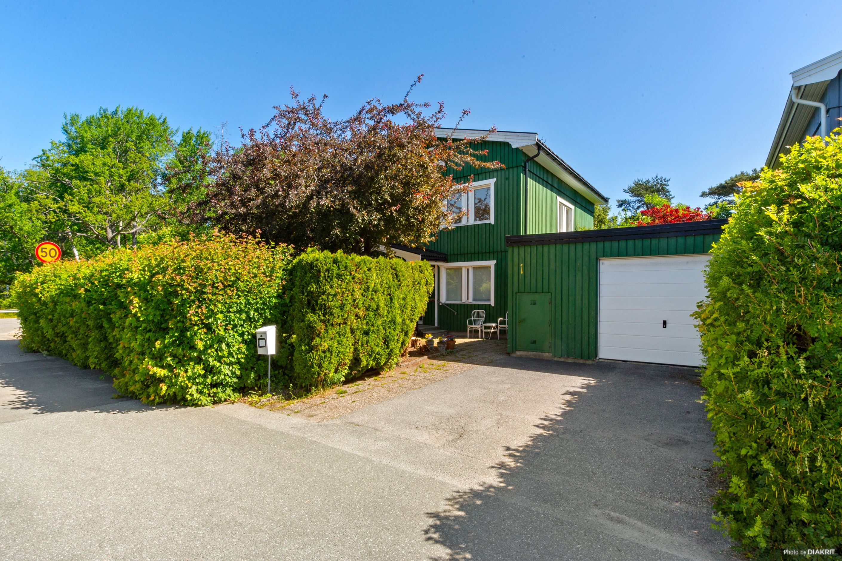 Bilplats och garage i direkt anslutning till huset