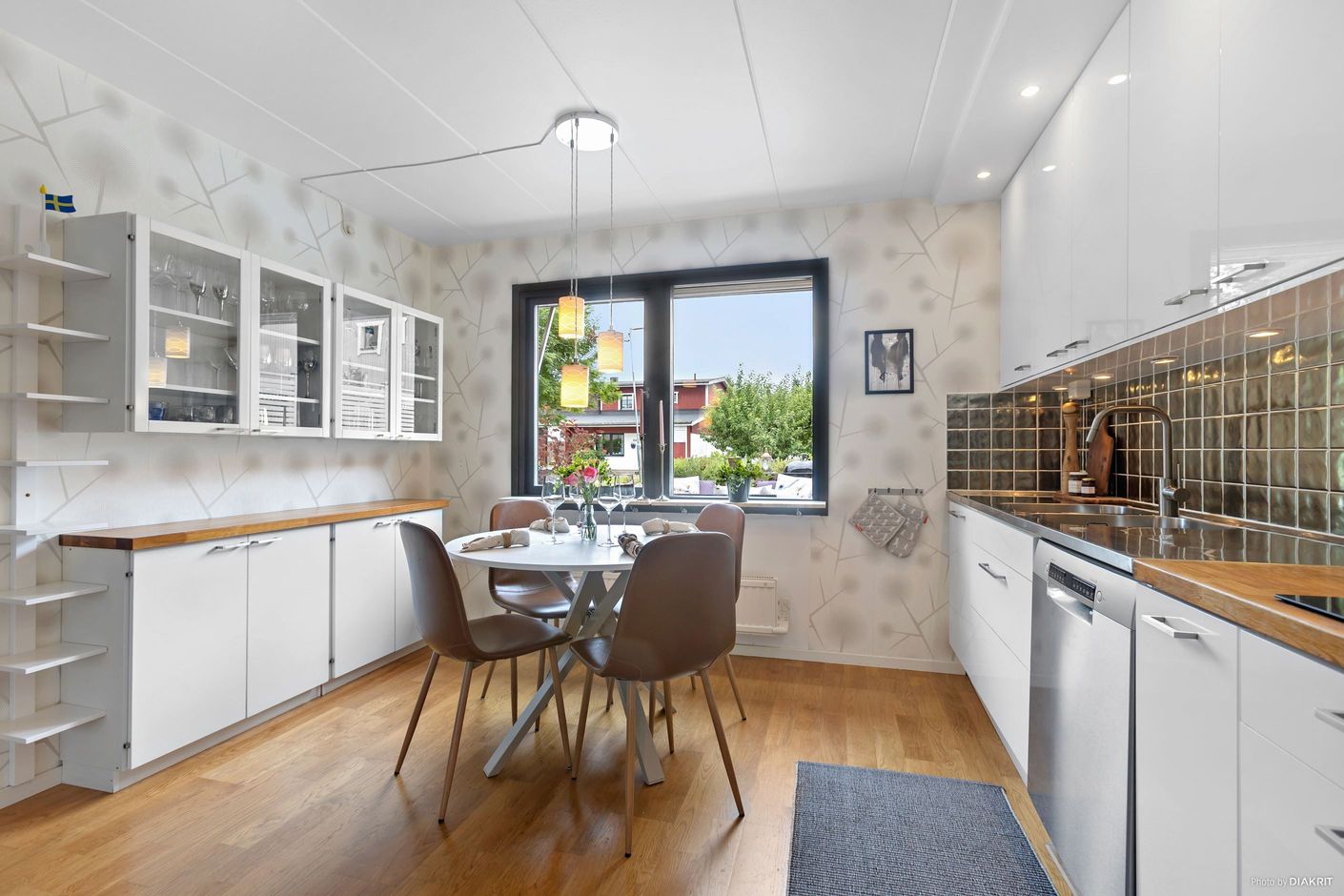 Renoverat och smakfullt inrett kök med matplats