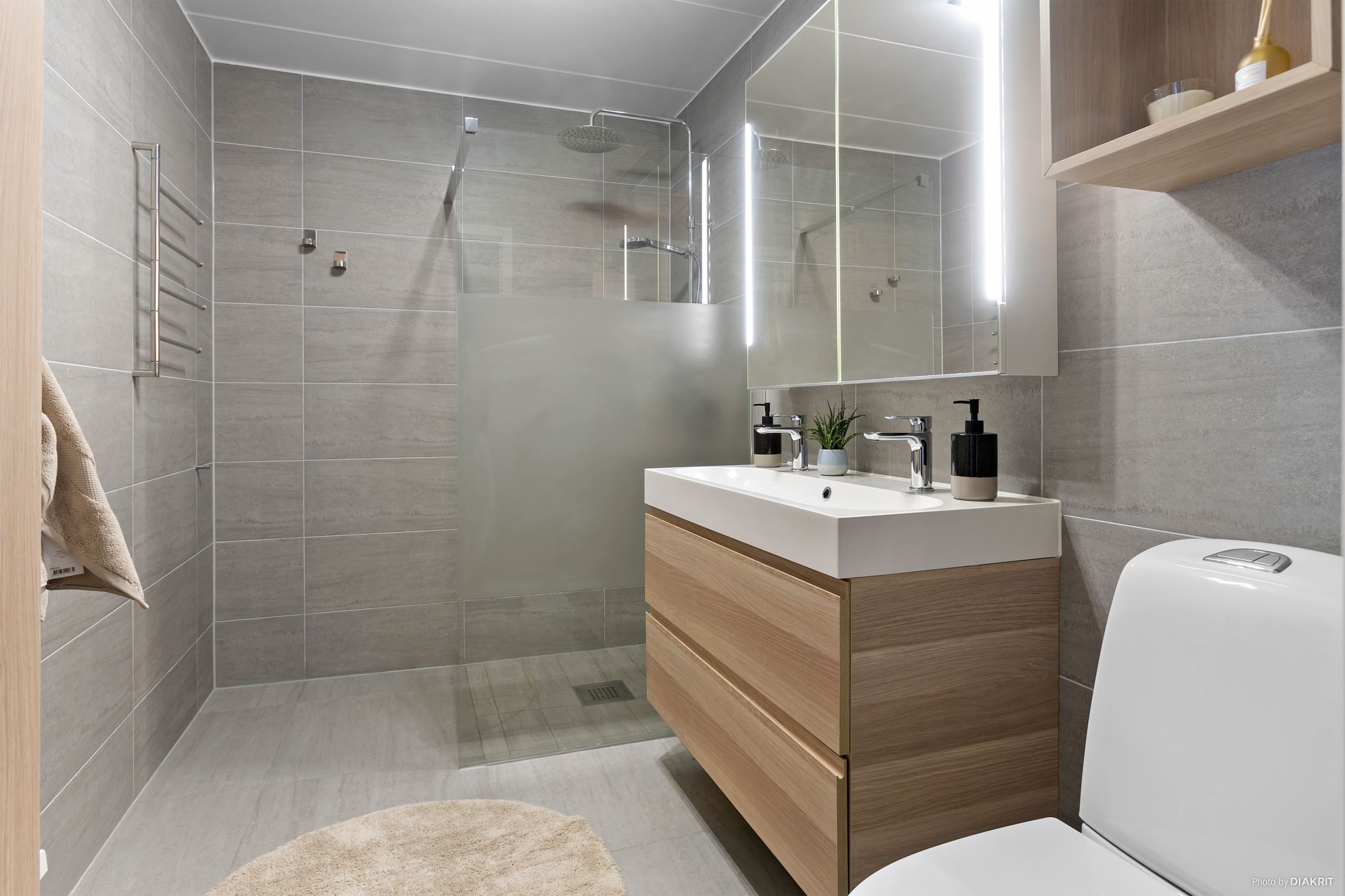Renoverat och stilrent WC-/duschrum - entréplan