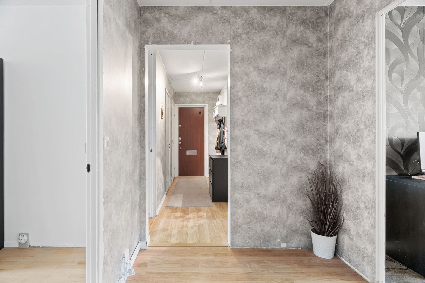 Rymlig inre hall.