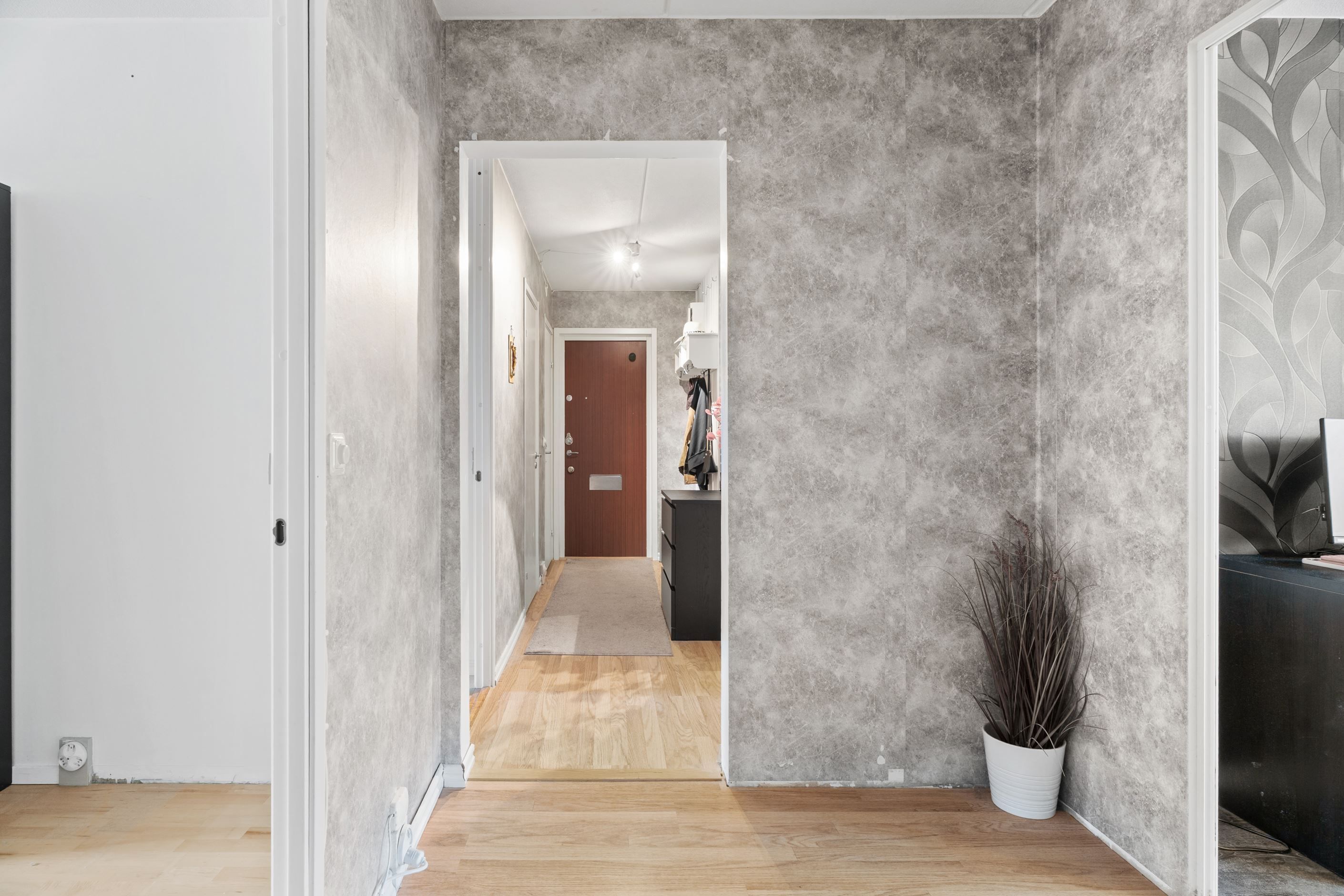 Rymlig inre hall.