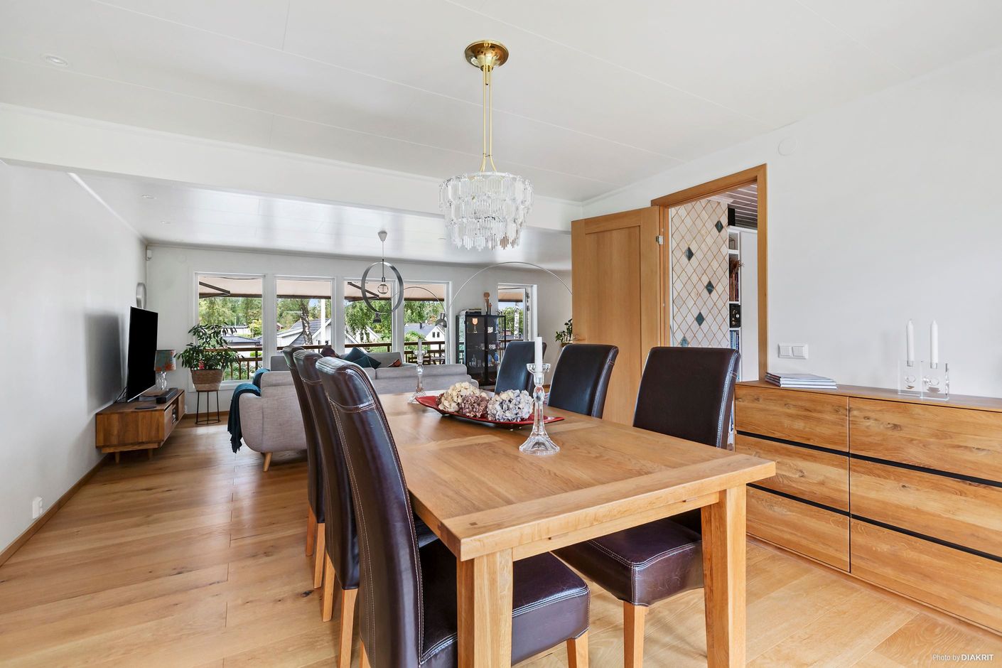 Plats för större matbord i vardagsrummet