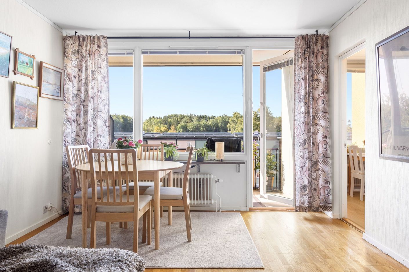Utgång till balkongen.