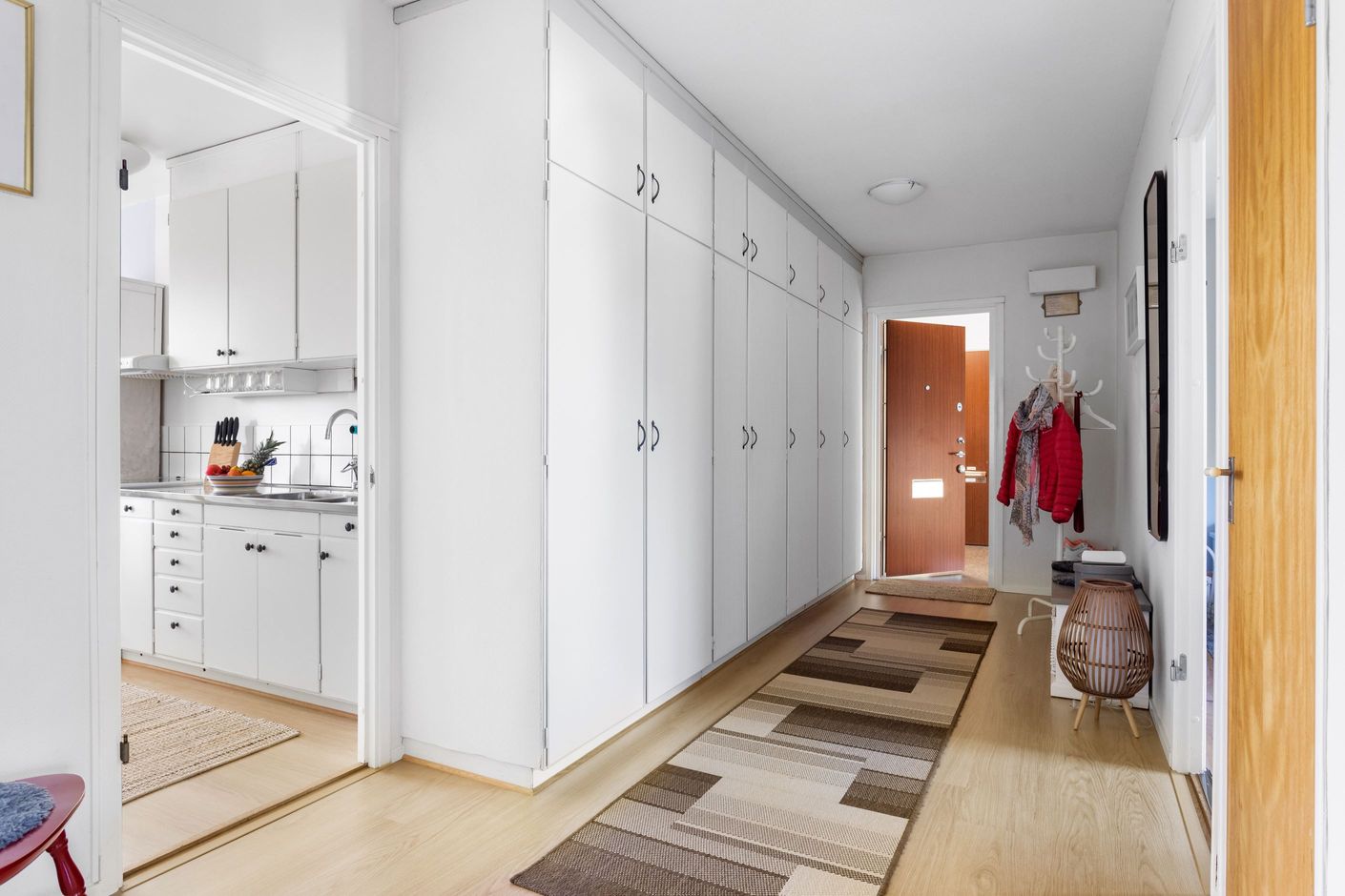 Stor hall med hel garderobsvägg