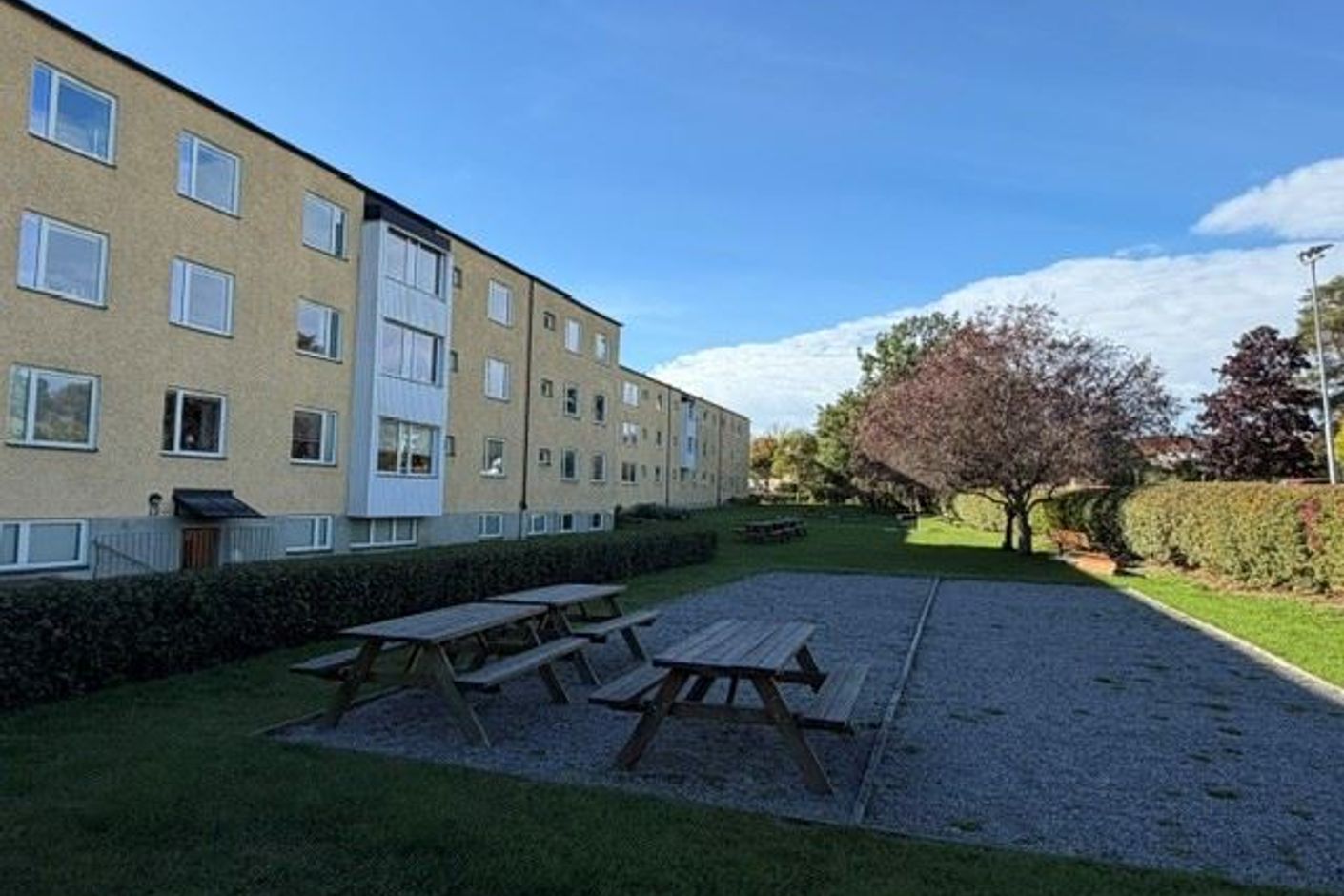 Boulebana och grillplats på baksidan av huskroppen