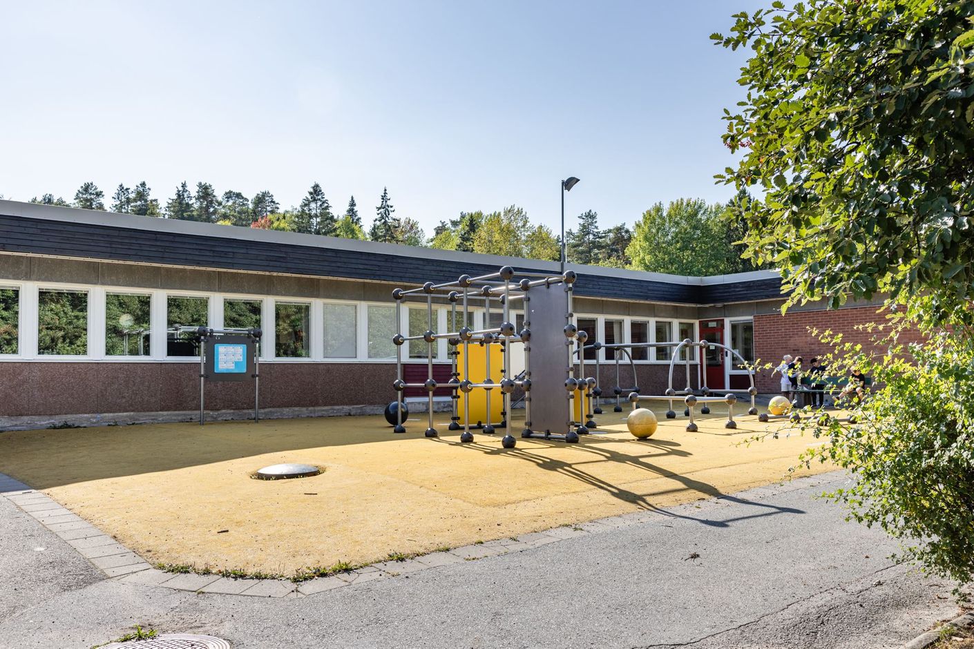 Lundskolan bara en minut från huset!