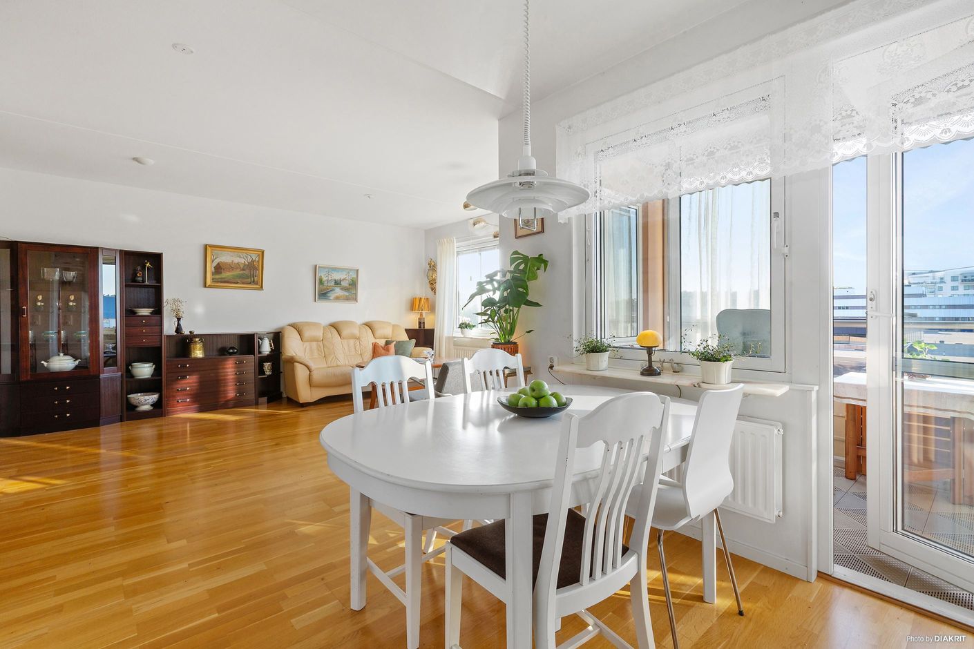 Kök med matplats och vardagsrum i öppen planlösning