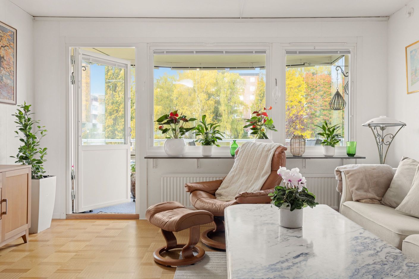Stora fönster i vardagsrummet.