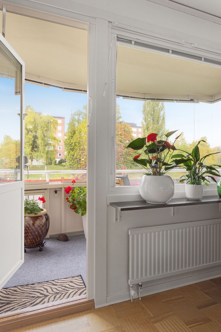 Utgång till balkongen från vardagsrummet.