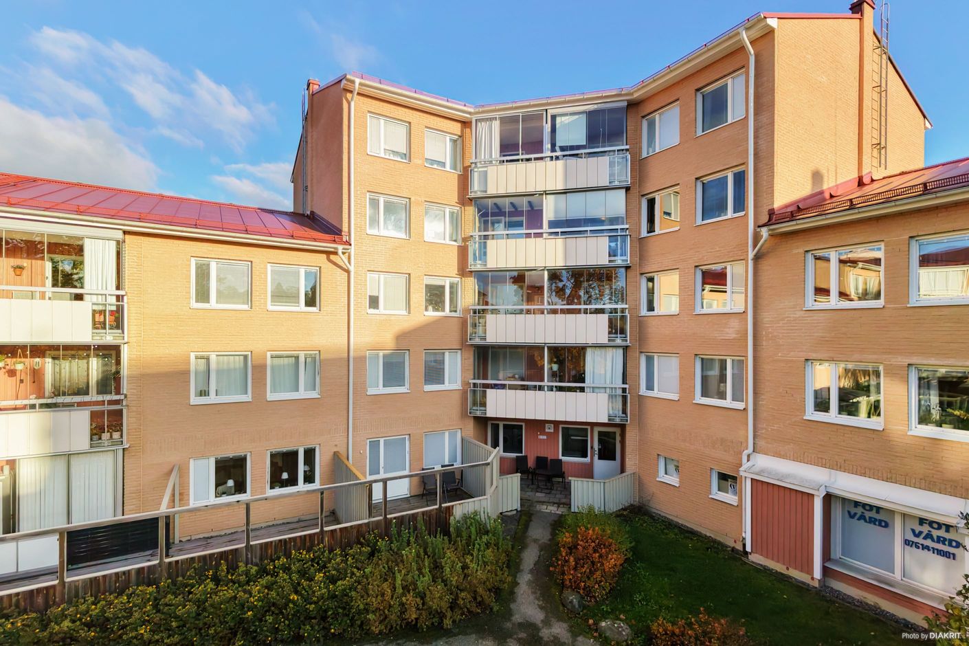 Fasadbild, balkong in mot gården