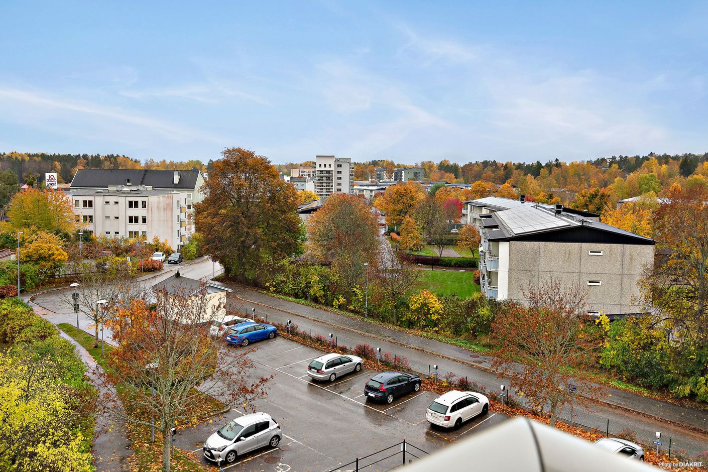 Vy från balkong 1, med utsikt ner mot Viksjö centrum