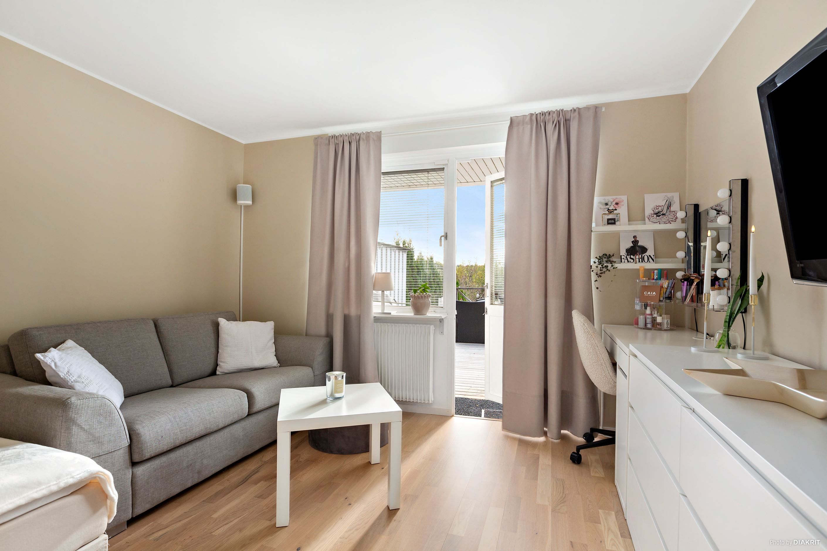 Sovrum 1i souterrängplan med utgång till uteplats på baksian