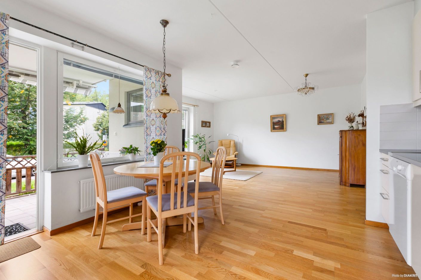 Kök med matplats och med utgång till stenbelagda uteplats i söder