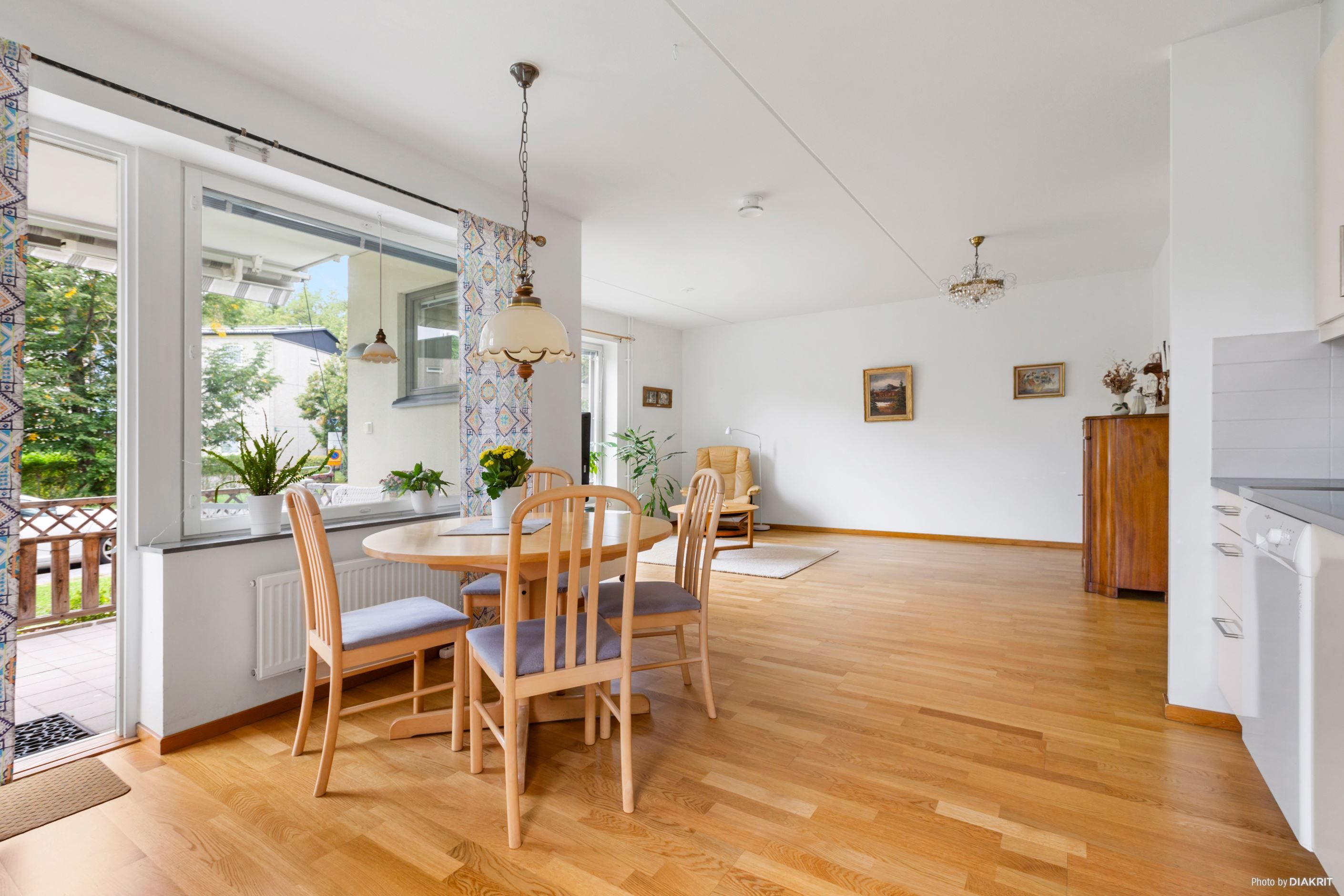 Kök med matplats och med utgång till stenbelagda uteplats i söder