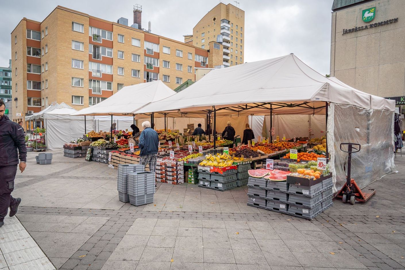 Frukt och grönsaksstånd på torget i Jakobsberg