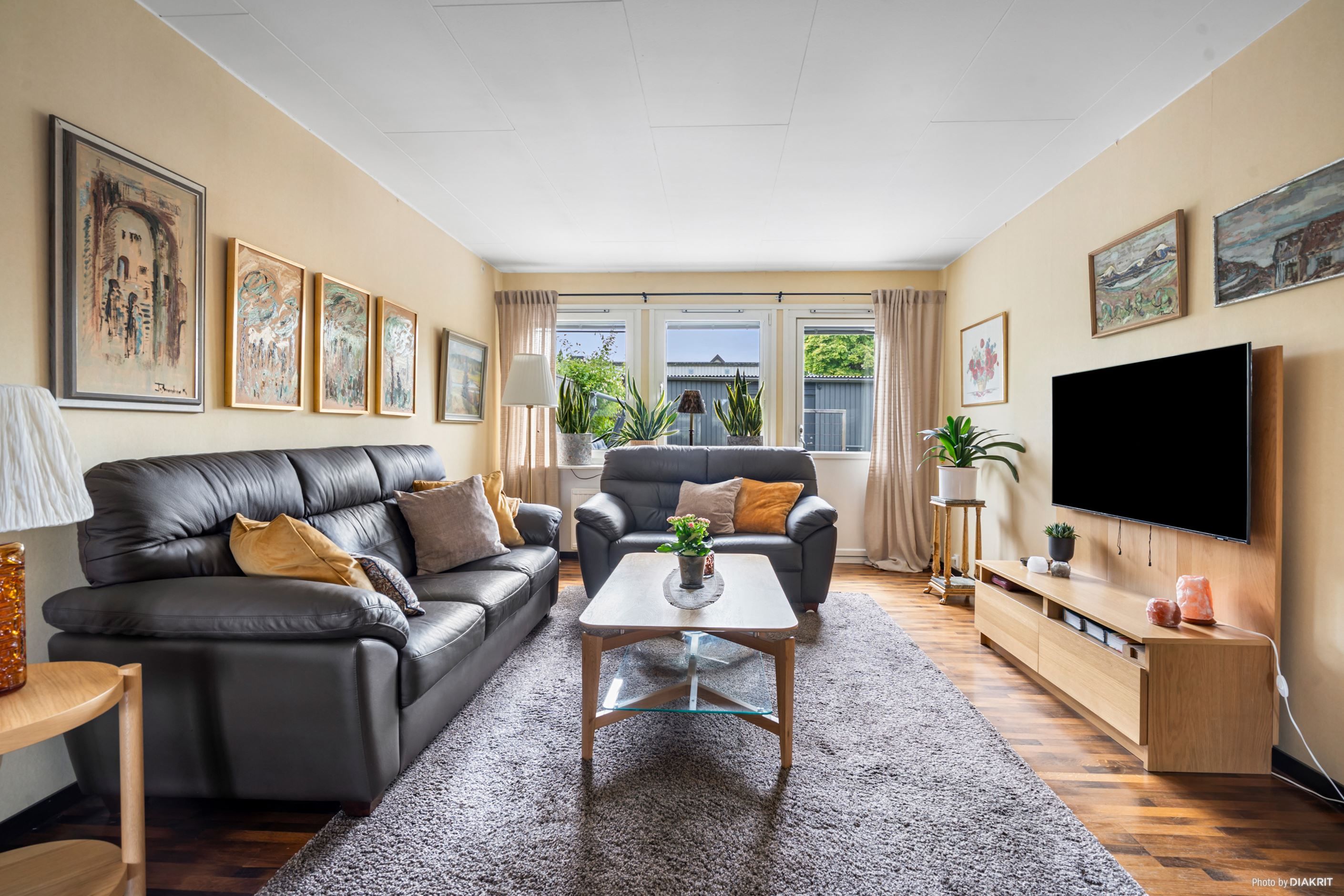 Del av vardagsrum med utgång till uteplatsen på entrésidan