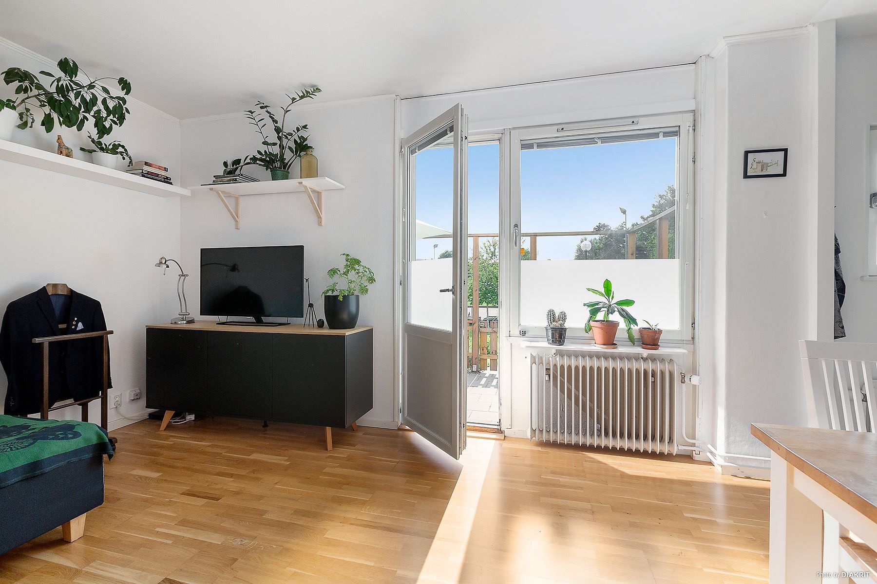 Rum med utgång till stor och trädäcksförsedd altan/uteplats in mot gården