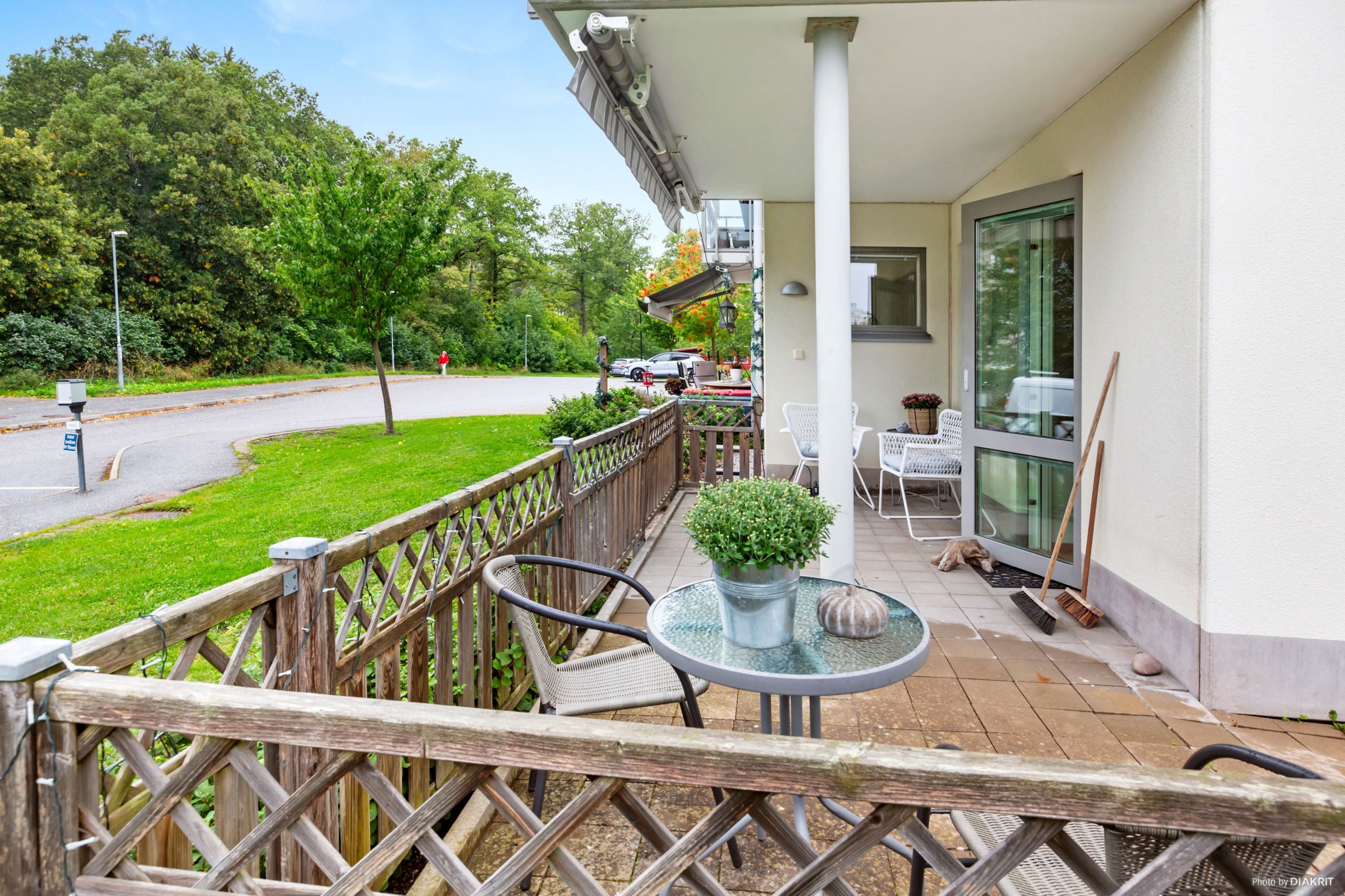 Stor och stenbelagd uteplats i söderläge, plats för såväl matgrupp som loungmöbler