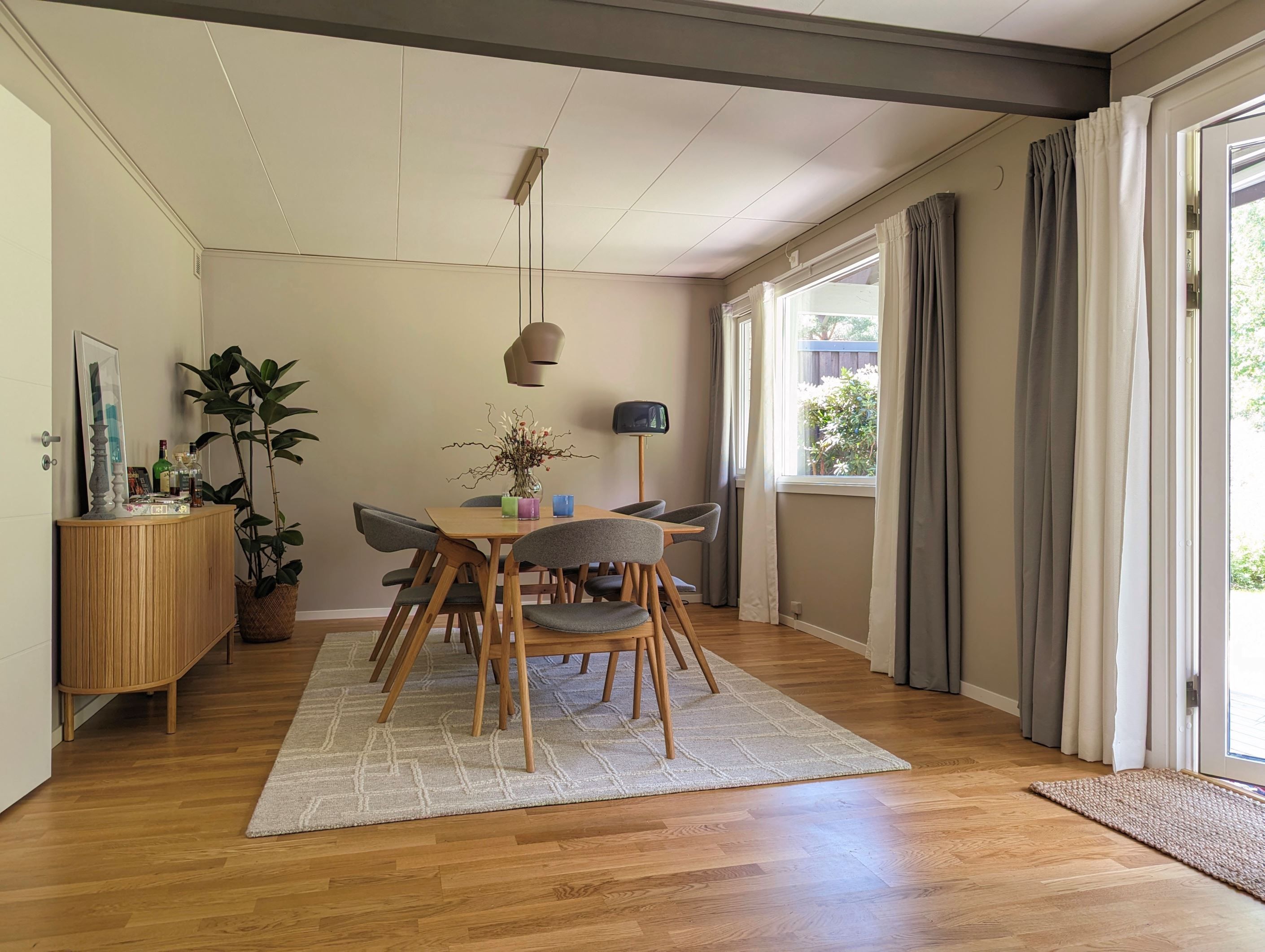 Plats för matbord i vardagsrummet