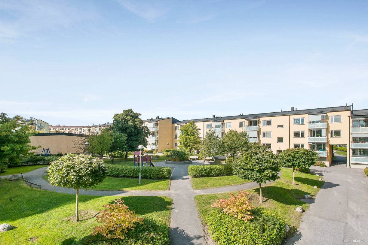 Grönskande lekpark i området