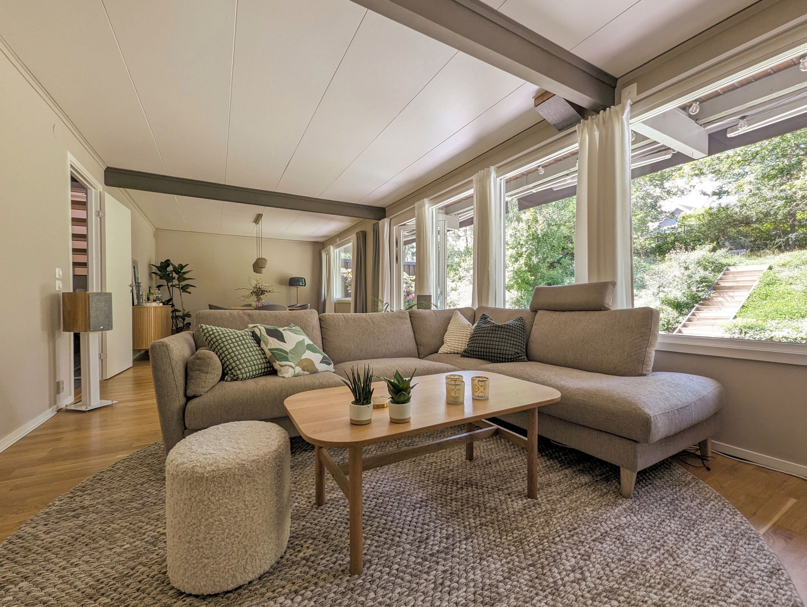 Vardagsrum med plats för såväl större soffgrupp som matgrupp