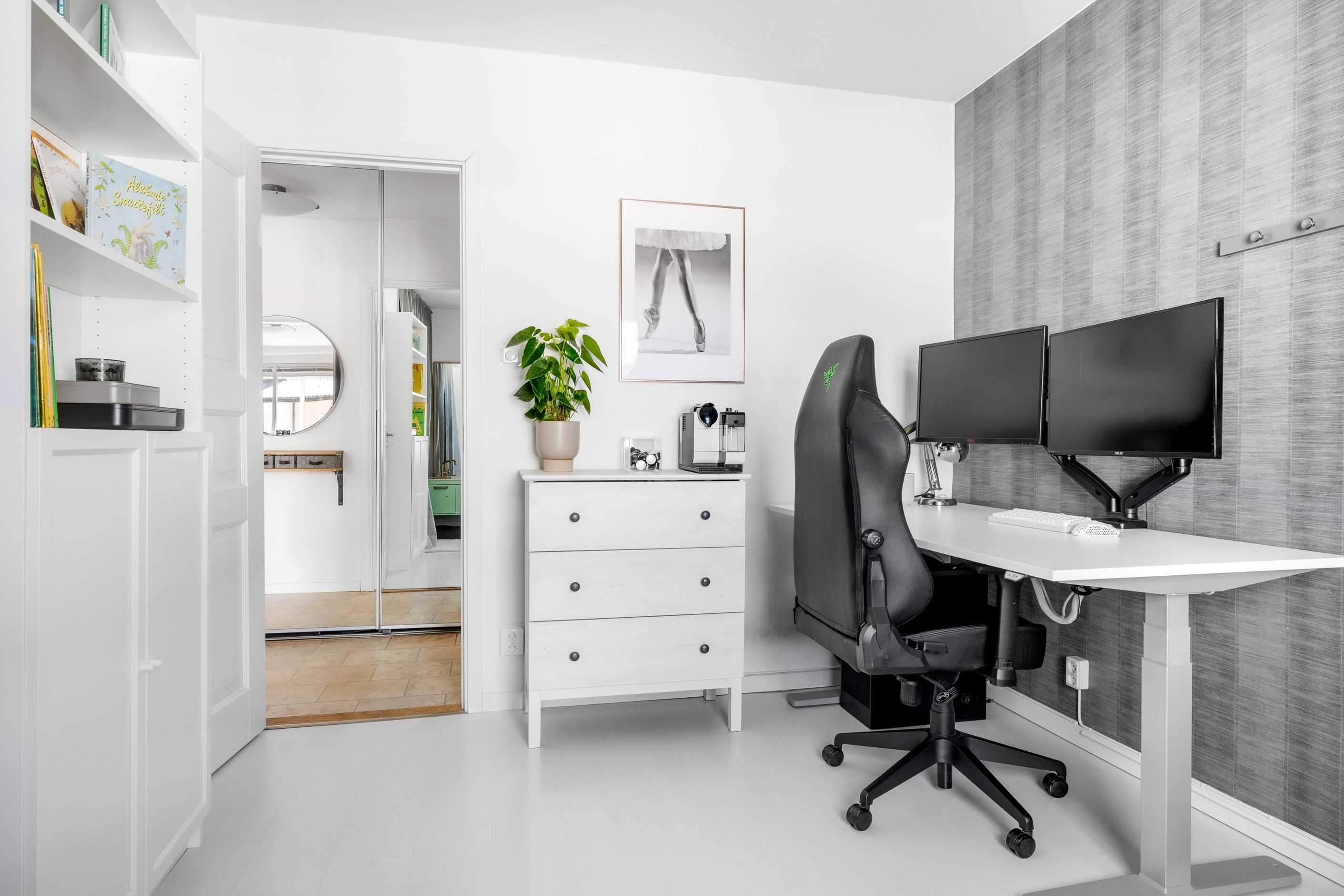 Sovrum 1 med plats för arbetsplats.