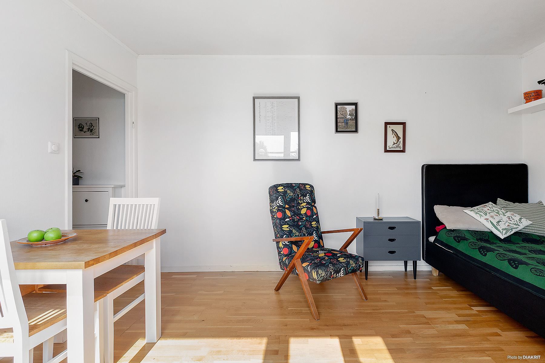 Rum med plats för såväl matbord som säng
