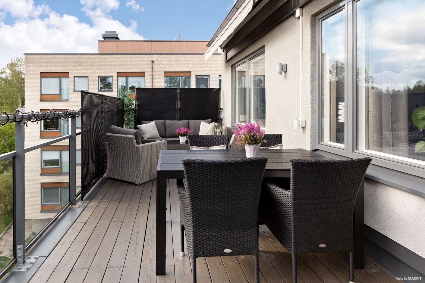 Terrass med plats för såväl matgrupp som loungegrupp