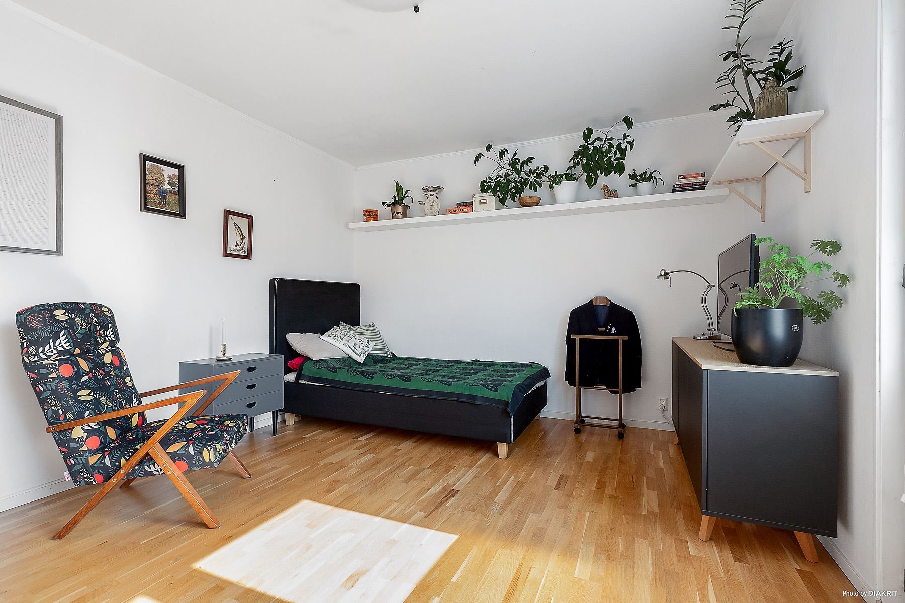 Rum med plats för matplats och säng