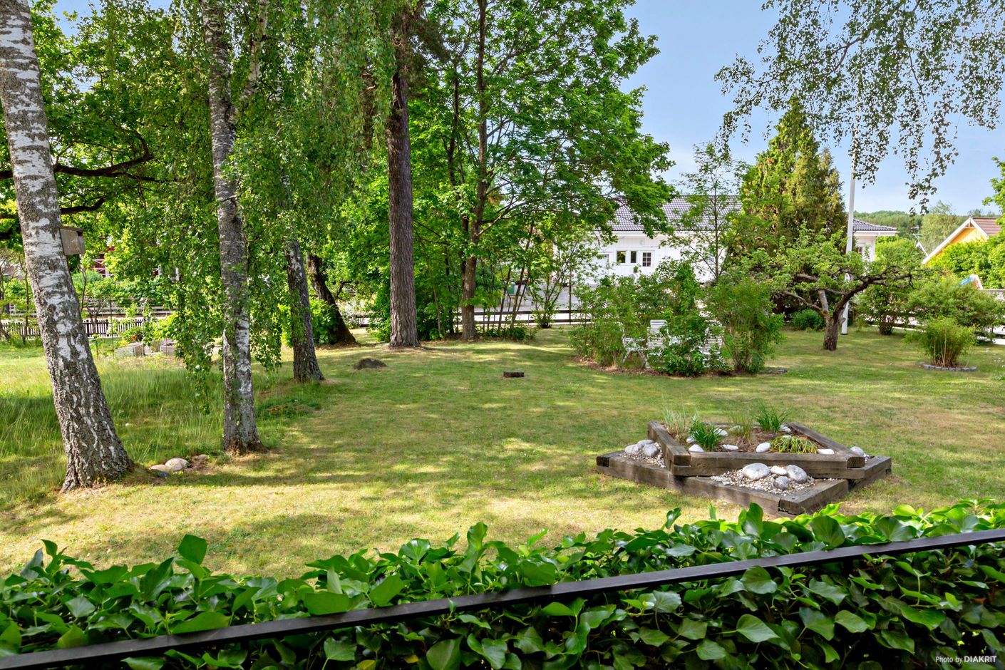 Vy från balkongen, ut mot den lummiga trädgården i söderläge