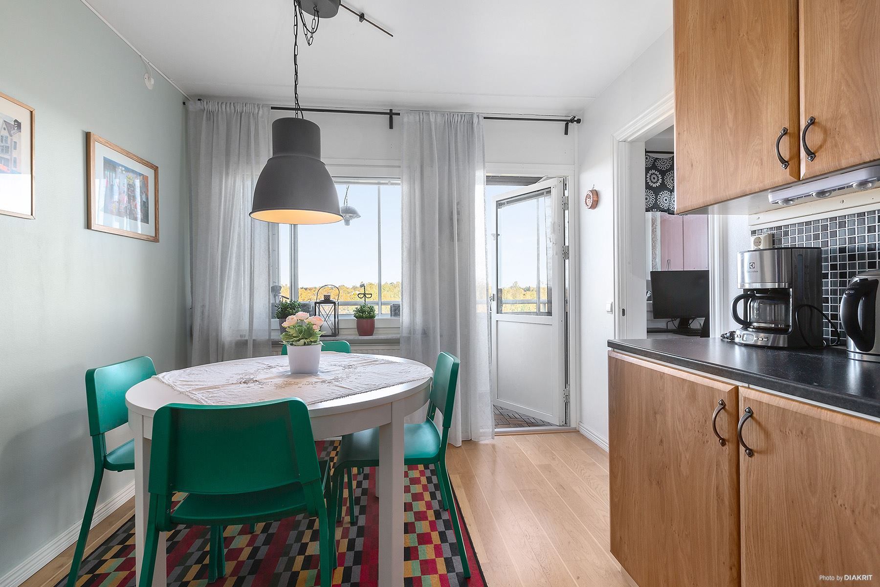 Kök med matplats med utgång till balkong med fri utsikt
