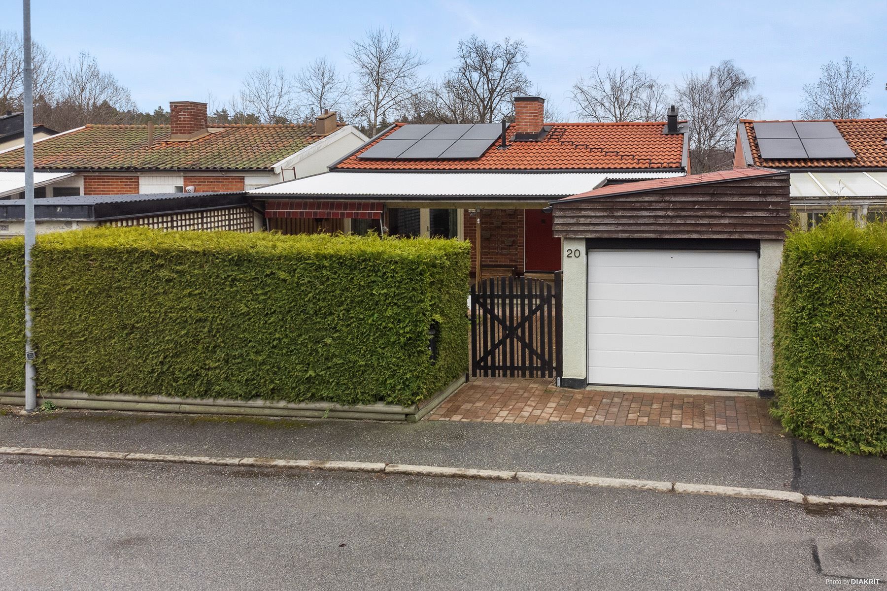 Fasadbild med garage vid huset