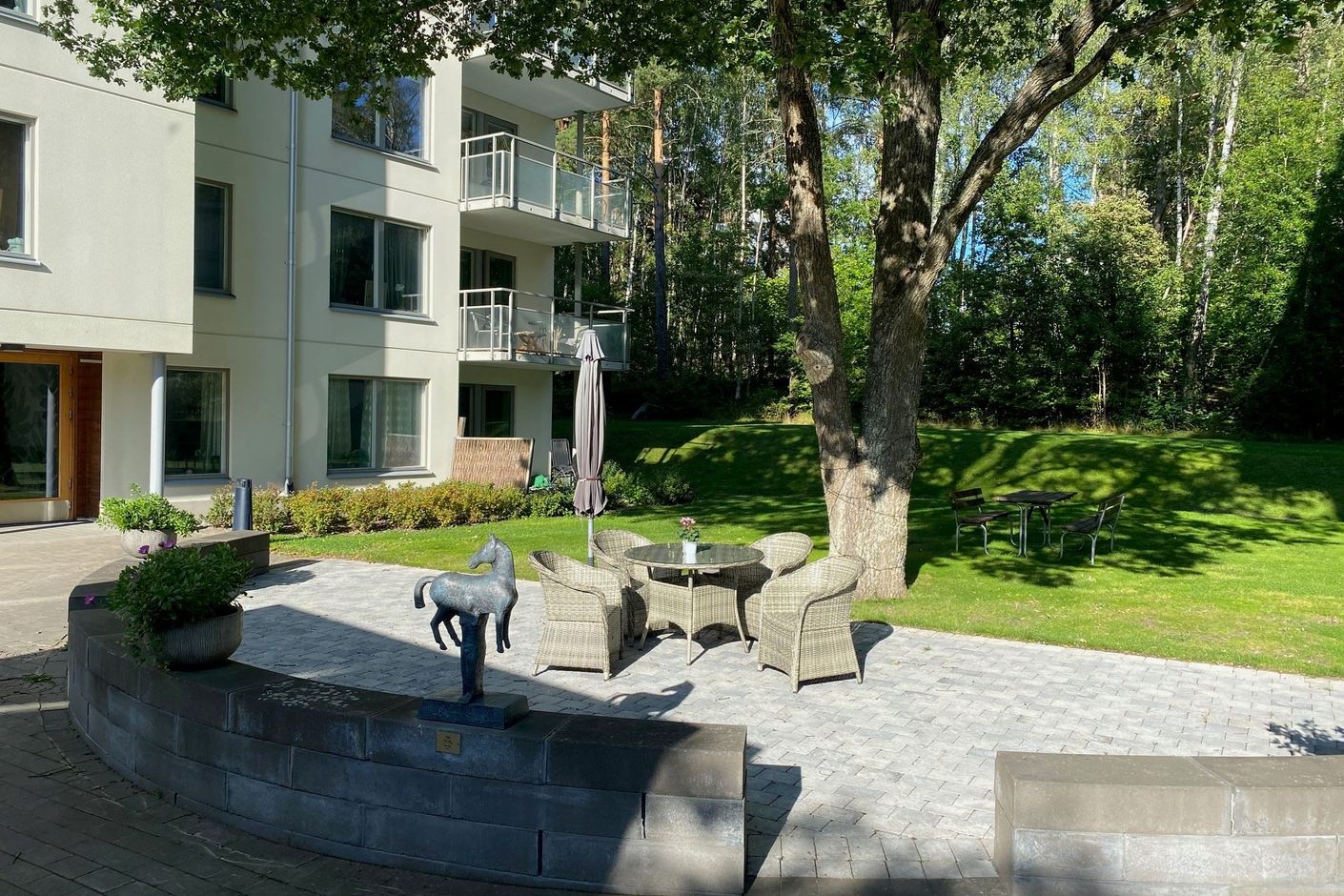 Uteplats i lummig miljö i området
