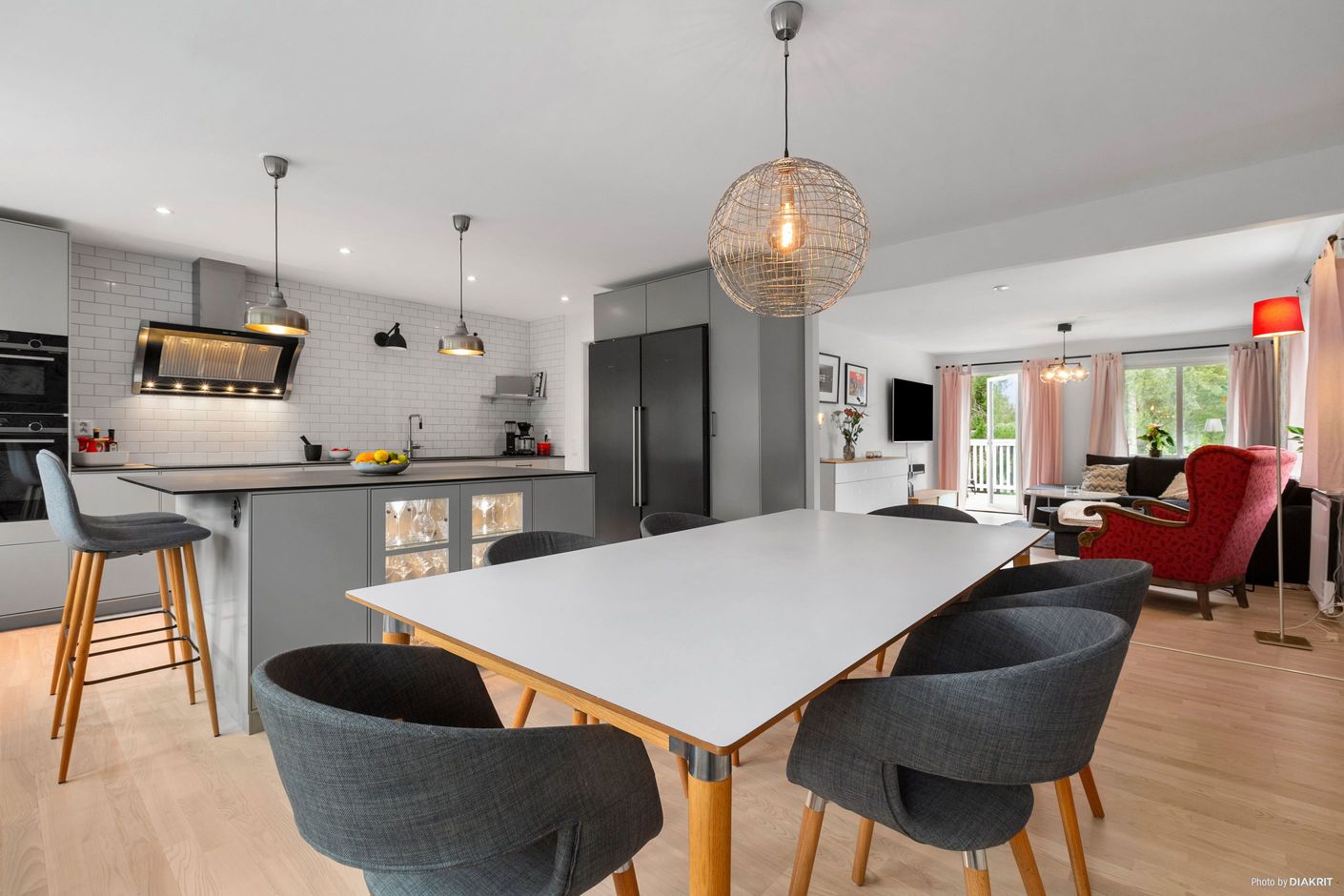 Smakfullt och renoverat kök med matplats i öppen planlösning