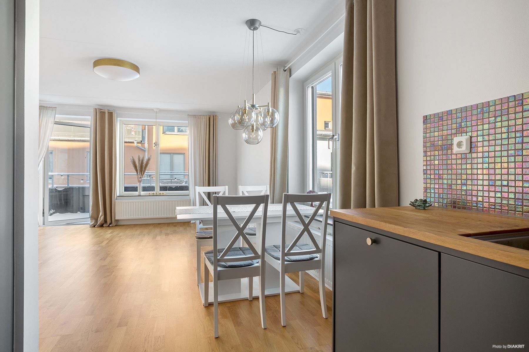 Kök med matplats och vardagsrum i öppen planlösning