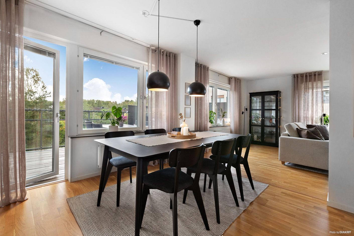 Ljust och rymligt kök i öppen planlösning med vardagsrummet och utgång till terrassen i söder