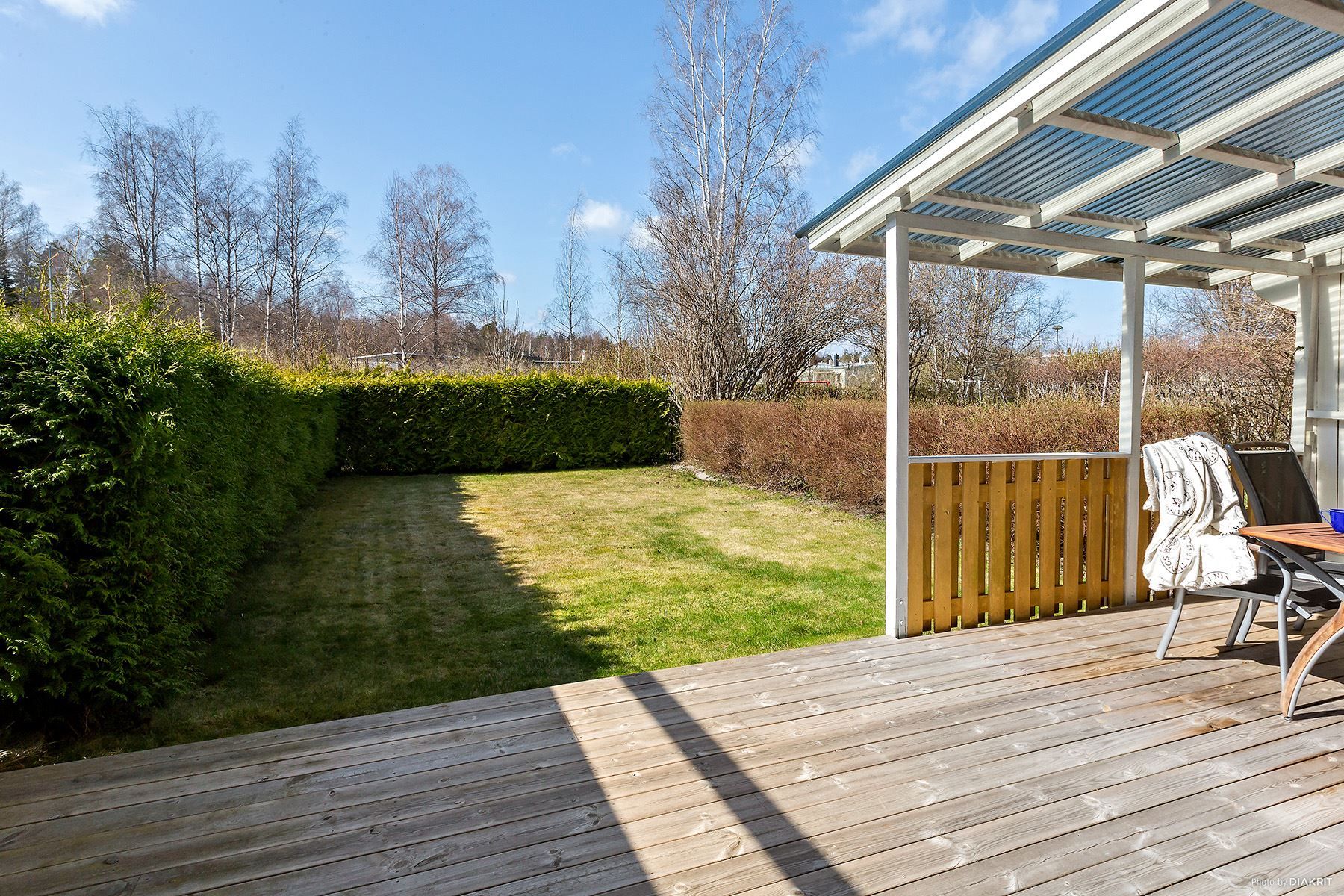 Vy från altanen på baksidan av huset, i västerläge