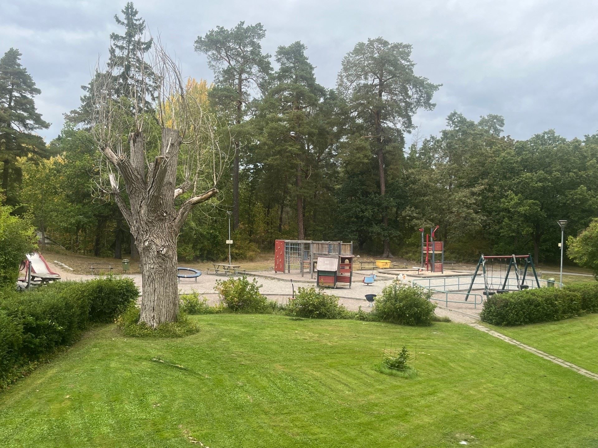 Lekpark bakom grannhuset