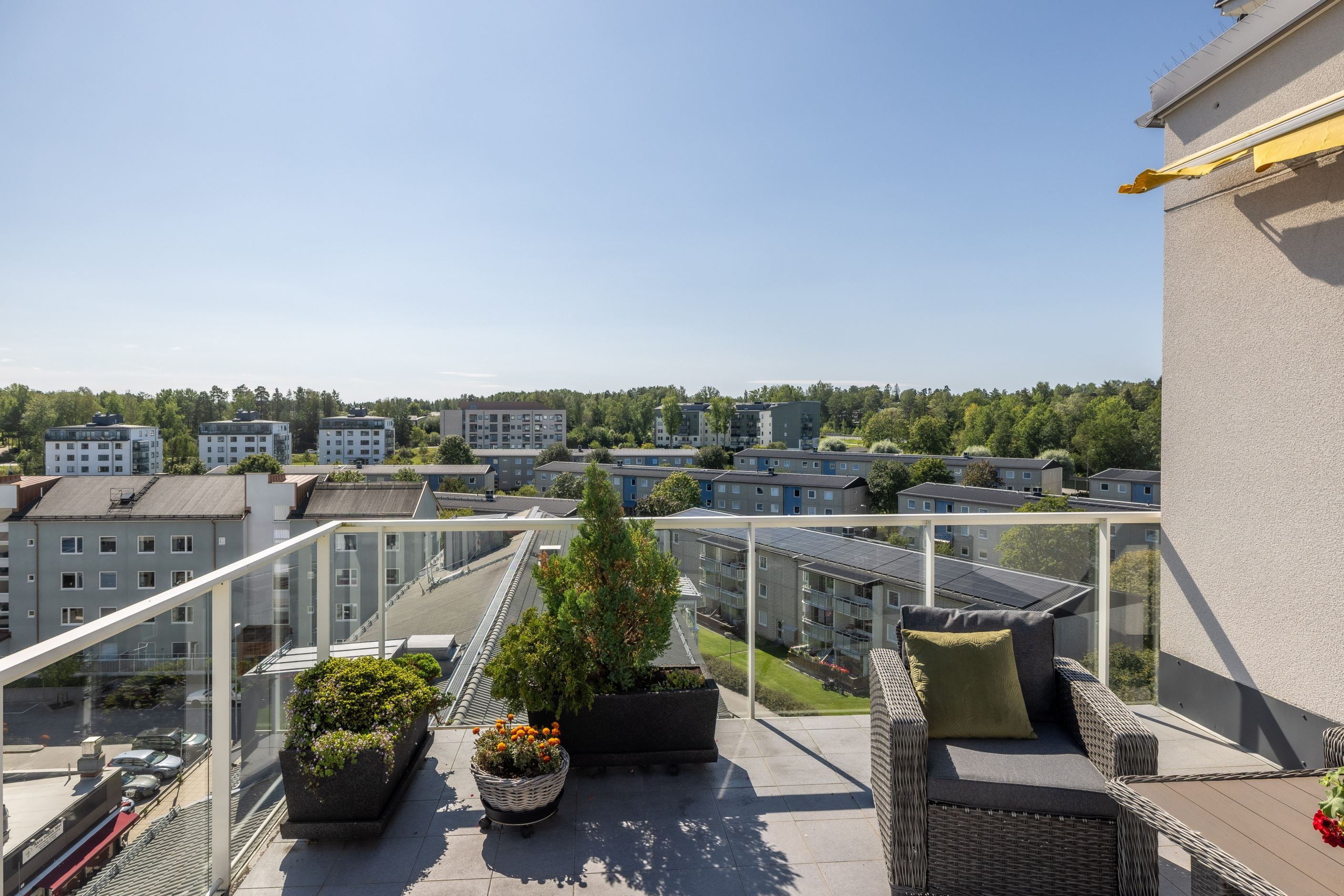 Gemensam terrass i föreningen, mitt emot lägenhetens ytterdörr