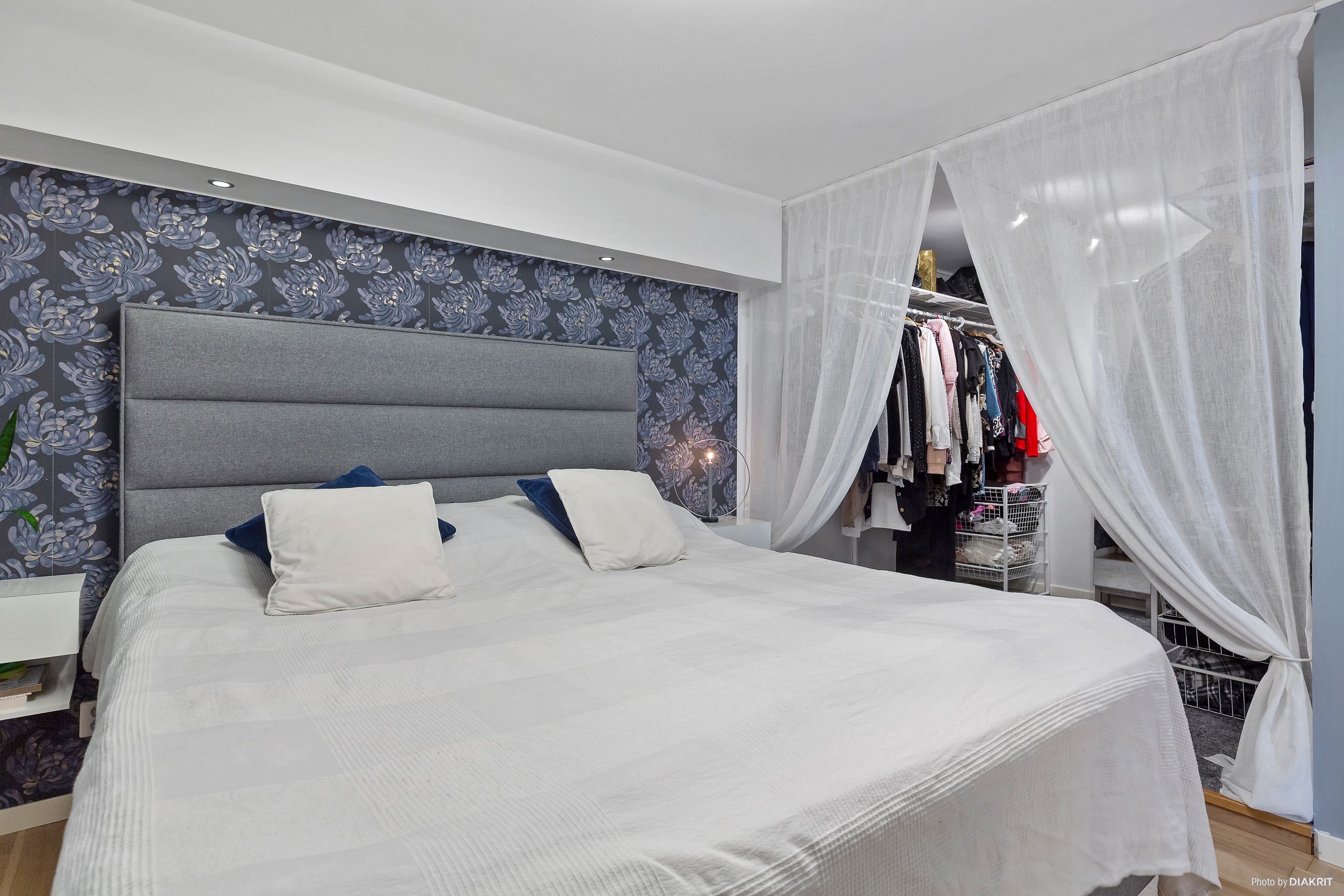 Sovrum i souterrängplan med walk in closet