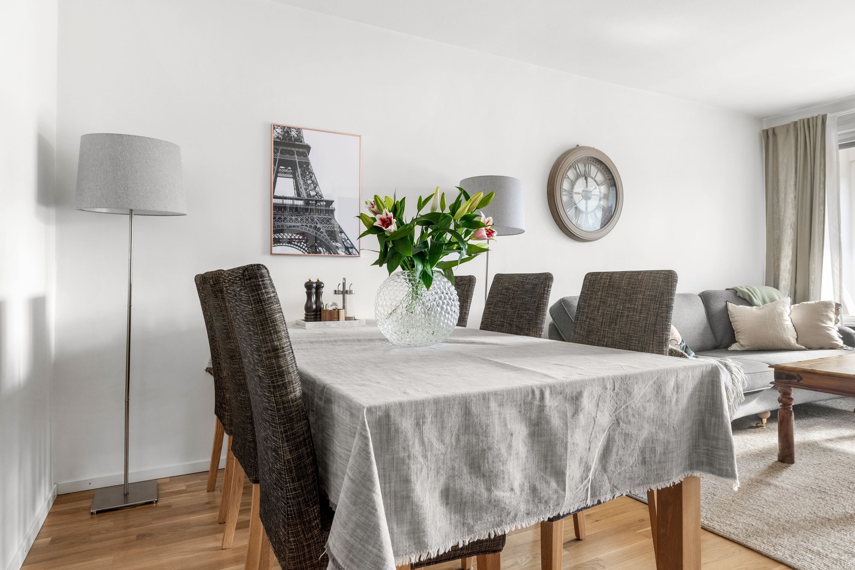 Gott om plats för matbord i vardagsrummet!