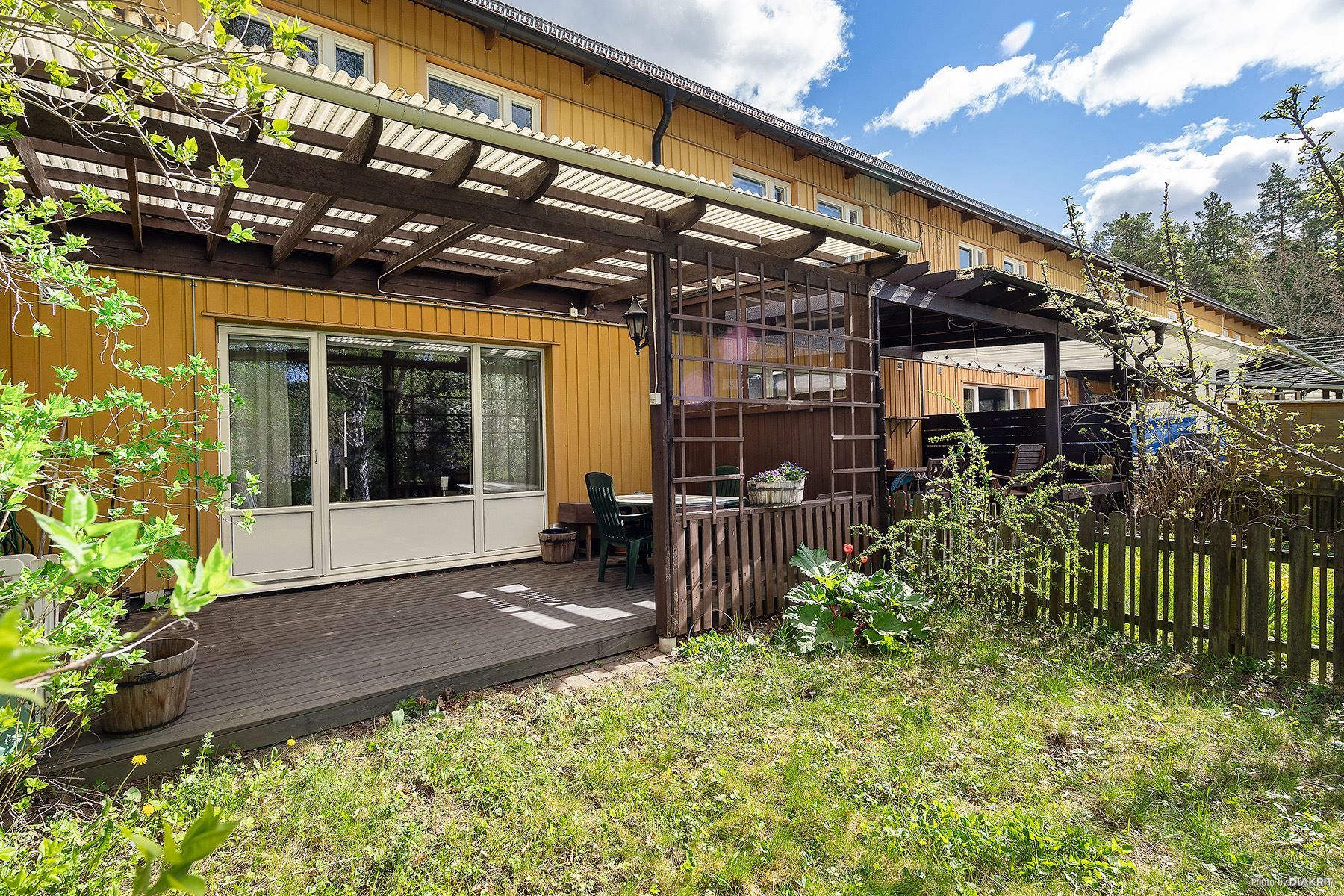Baksidan av huset med lummiga omgivningar