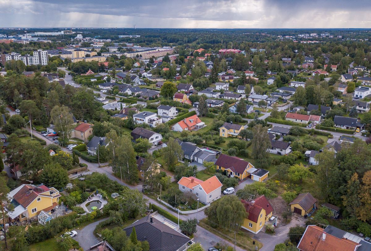 Västra Jakobsberg villaområde med vy mot Viksjöleden