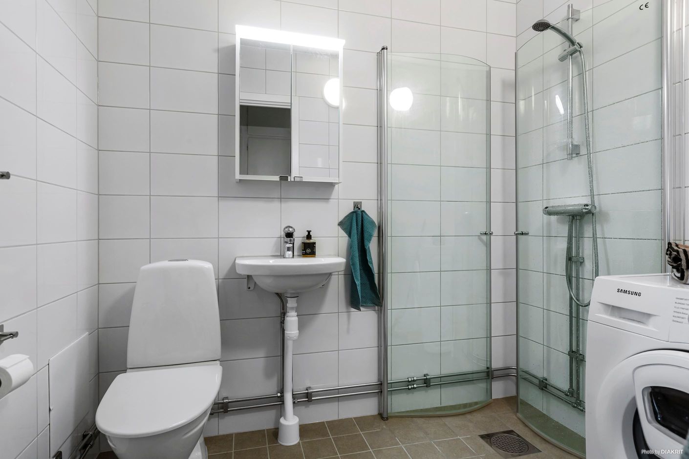 Stambytt och helkaklat WC-/duschrum med tvättmaskin