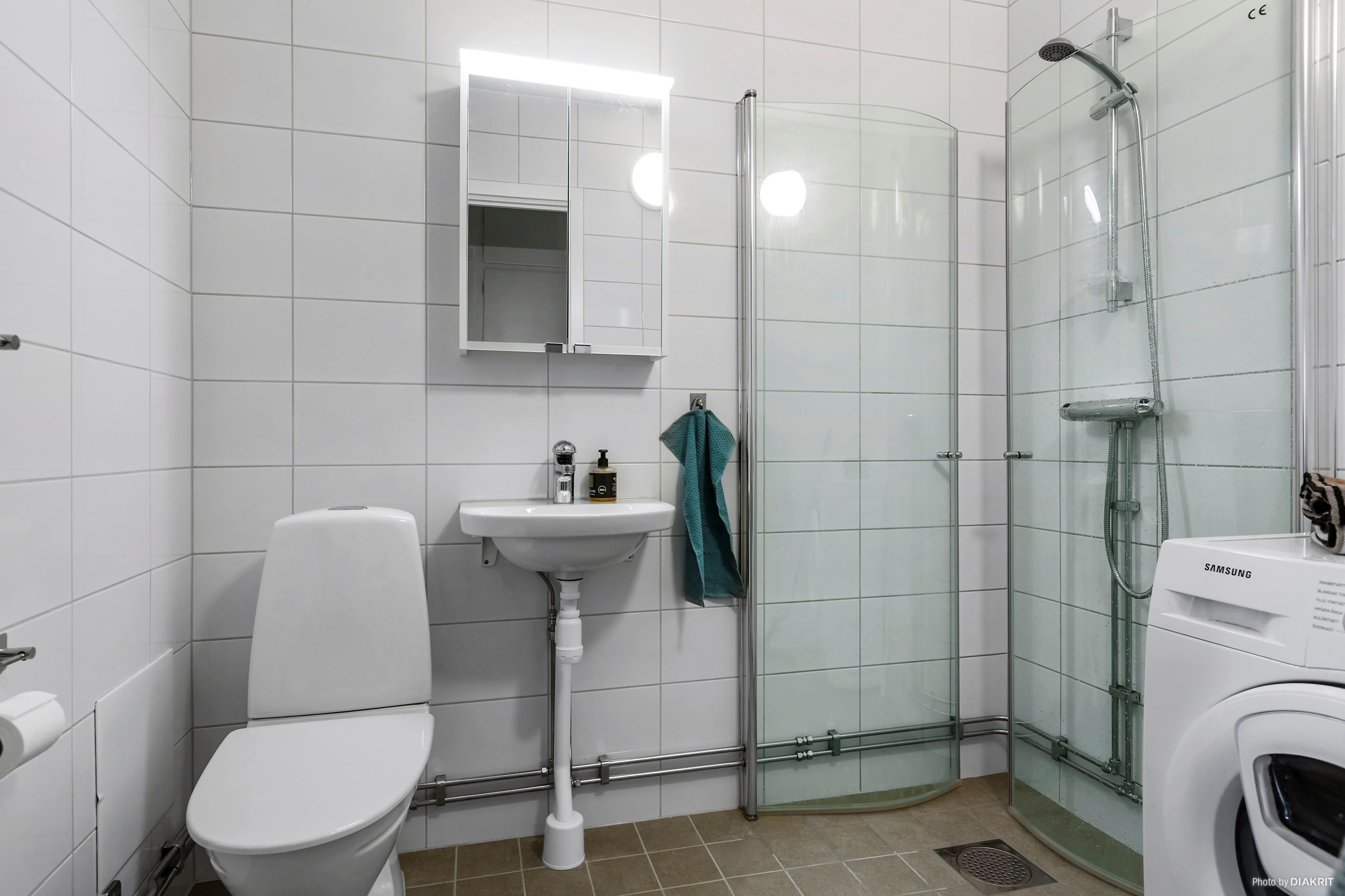 Stambytt och helkaklat WC-/duschrum med tvättmaskin