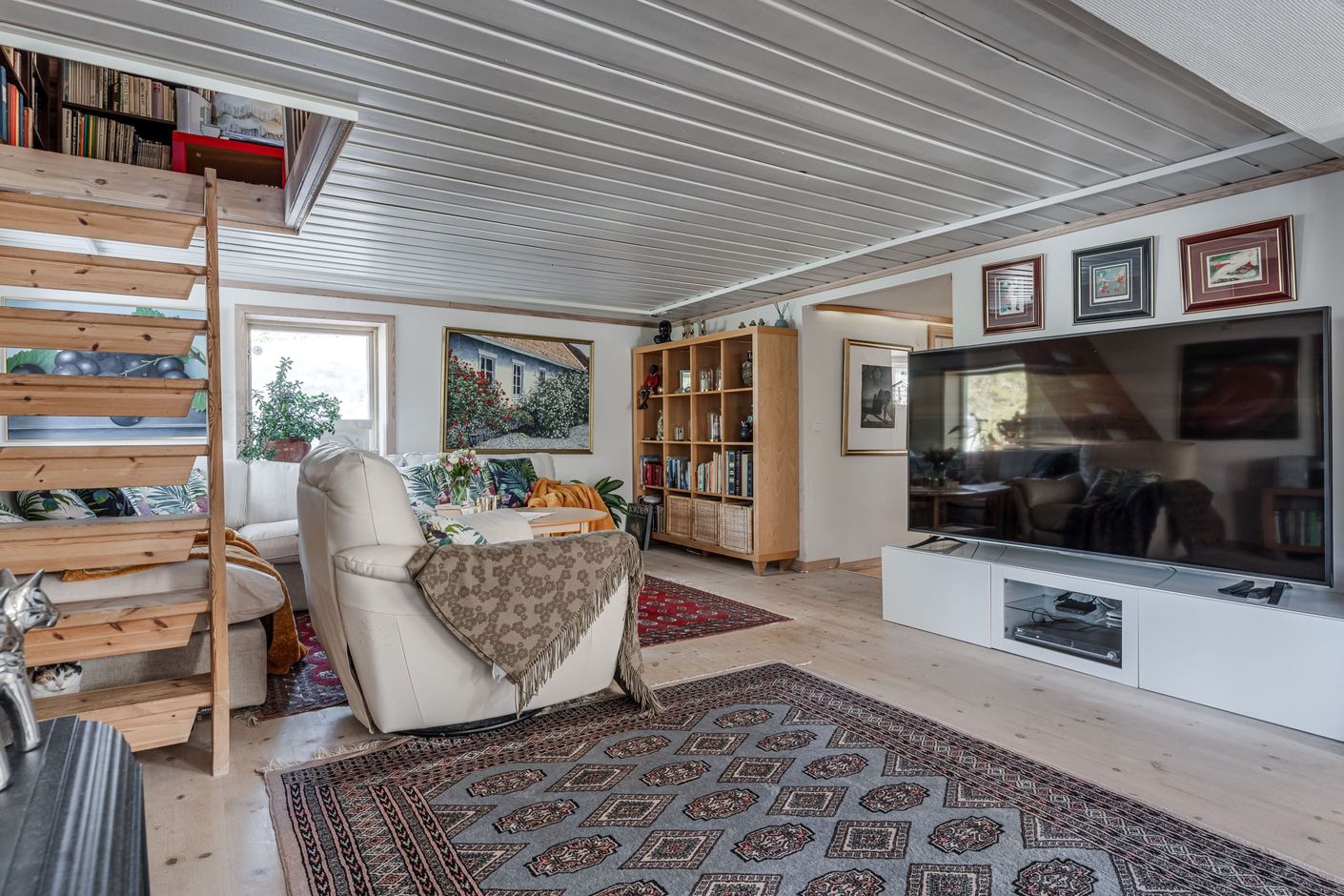 Vardagsrum med trapp till allrum och sovrum