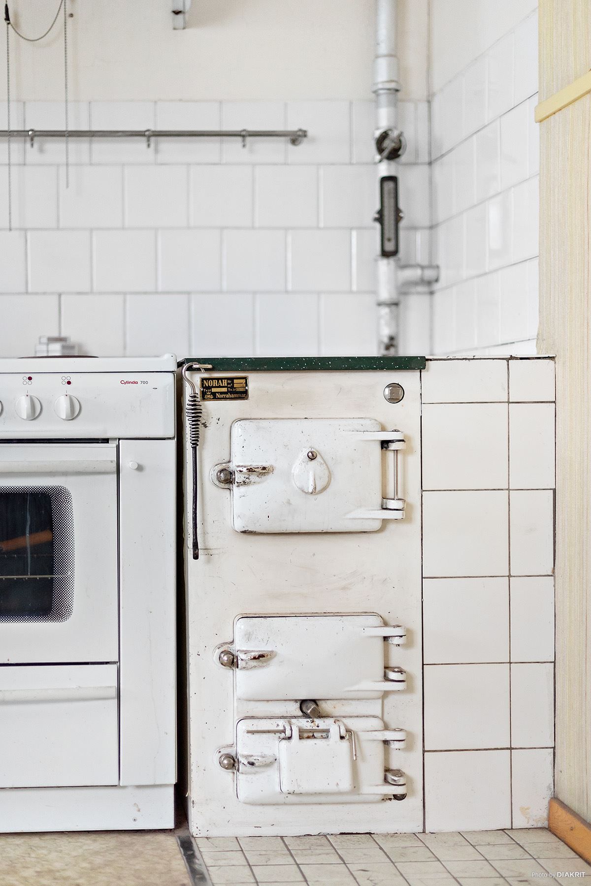 Vedpanna i köket som är i bruk