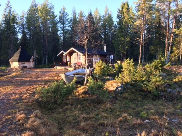 Grillkåta, bastustuga och huvudstuga - säljarens privata bild