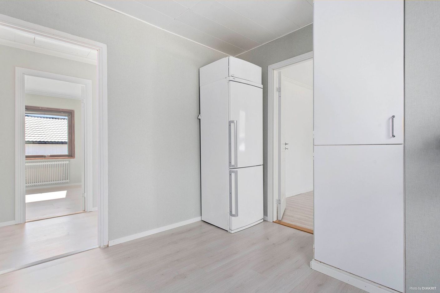 Kök med sovrum 1 till vänster och sovrum 2 till höger